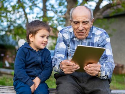 Tanto las personas de la tercera edad como los más jóvenes mejorarán sus habilidades digitales gracias a esta iniciativa de la Fundación Orange.