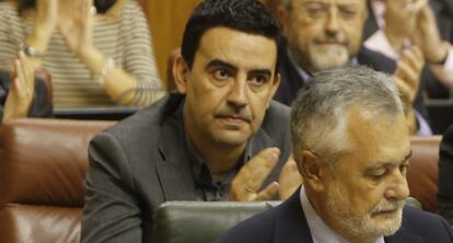 Mario Jim&eacute;nez y Jos&eacute; Antonio Gri&ntilde;&aacute;n, el pasado jueves en el Parlamento.