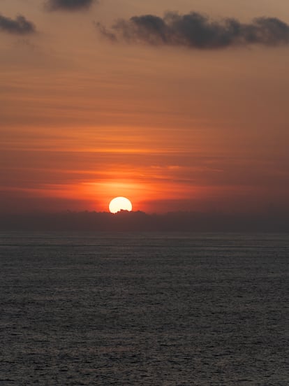 Puesta de sol desde la terraza del hotel La Perla, cerca de las quebradas. 