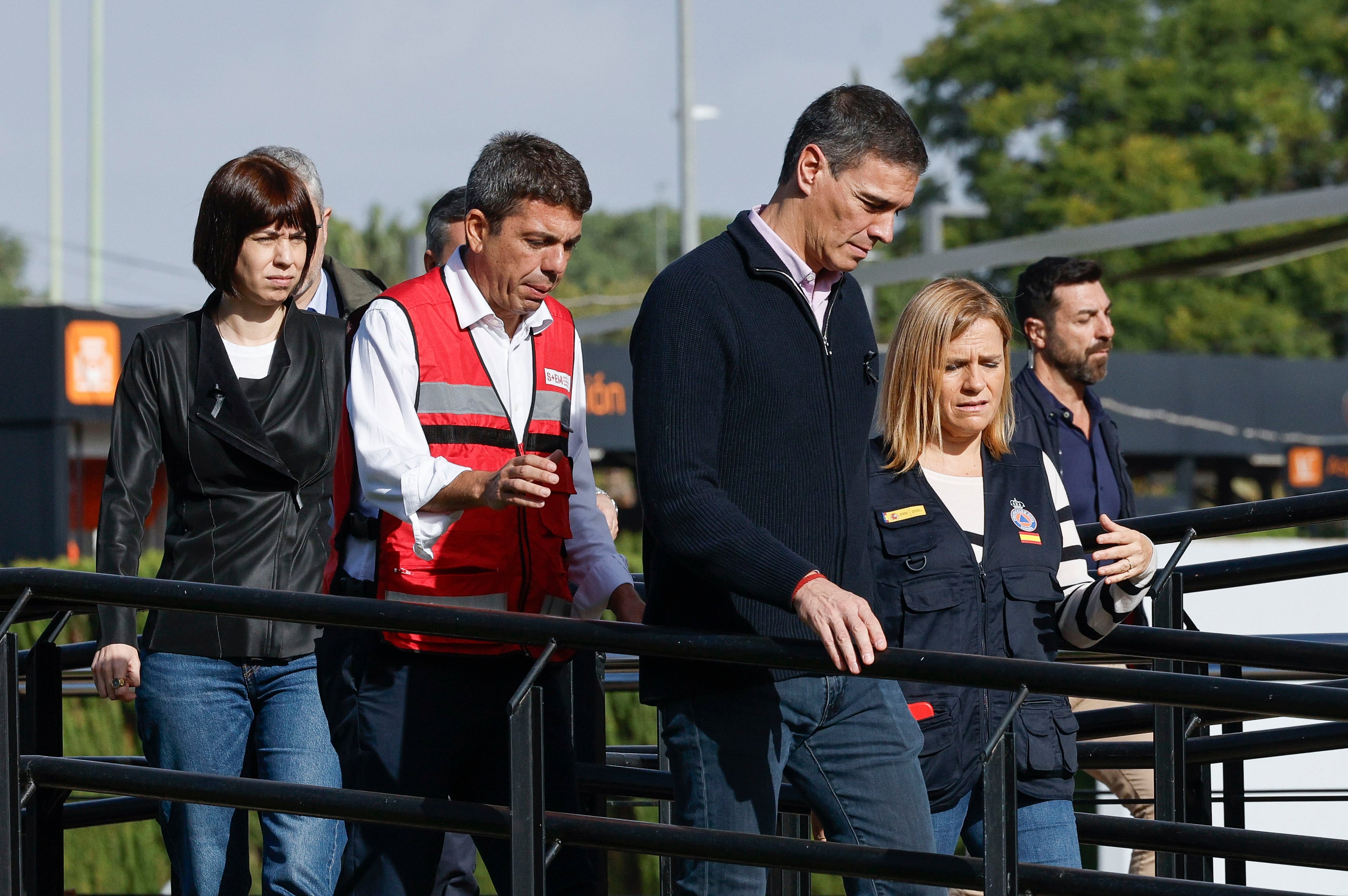 El presidente del Gobierno, Pedro Sánchez (centro), acompañado por la ministra de Ciencia, Innovación y Universidades, Diana Morant (izquierda), el presidente de la Generalitat, Carlos Mazón (segundo por la izquierda), y la delegada del Gobierno, Pilar Be