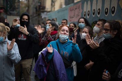 Un grupo de vecinos celebra la paralización de un desahucio en la calle Aurora del Raval de Barcelona, el 27 de noviembre.