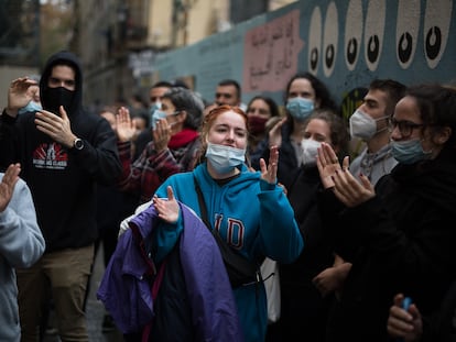 Un grupo de vecinos celebra la paralización de un desahucio en la calle Aurora del Raval de Barcelona, el 27 de noviembre.