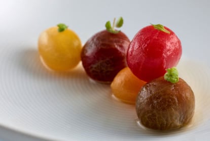 Plate of tomatoes by Josean Matínez Alija.