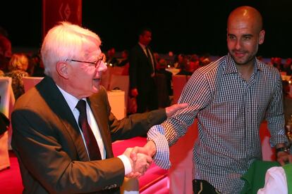 El presidente de la Liga alemana, Reinhard Rauball, felicita a Guardiola.