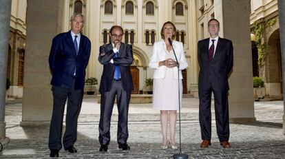 Els expresidents del Govern de l'Aragó –començant per la dreta: Marcelino Iglesias, Luisa Fernanda Rudi, Santiago Lanzuela, i l'actual president, Javier Lambán– després de reunir-se per tractar el cas dels béns eclesiàstics.