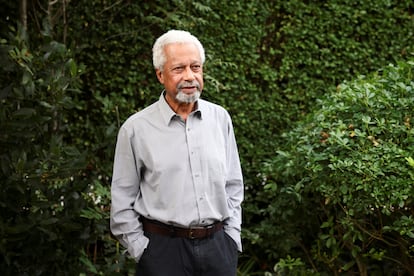 El novelista tanzano Abdulrazak Gurnah en el jardín de su casa en Kent (Reino Unido), tras anunciarse que ha ganado el premio Nobel de Literatura en 2021.