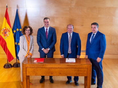 El presidente del Gobierno español en funciones y líder del partido socialista (PSOE), Pedro Sánchez, y el presidente del PNV, Andoni Ortuzar, el viernes pasado. Junto a ellos, la vicesecretaria general del PSOE y ministra de Hacienda en funciones, María Jesús Montero y el portavoz parlamentario del PNV, Aitor Esteban.