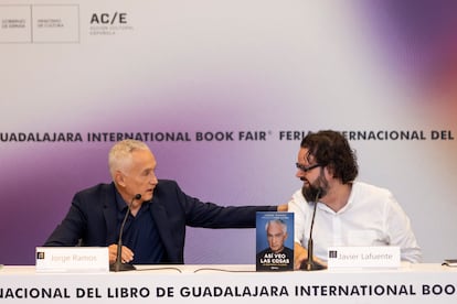 Jorge Ramos y Javier Lafuente durante la presentacin del libro 'As veo las cosas', en la FIL.