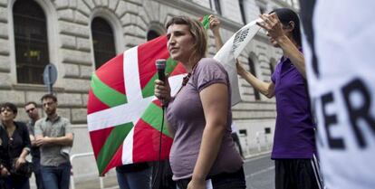 La compañera sentimental de Lander Fernández toma la palabra en una protesta en Roma contra la detención de su pareja.