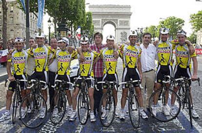 El Once-Eroski posa tras recibir el premio como mejor equipo del Tour 2002.
