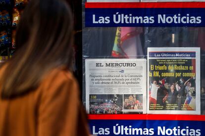 Una mujer observa las primeras páginas de los periódicos en Chile con los resultados del referéndum constitucional, este lunes en Santiago.