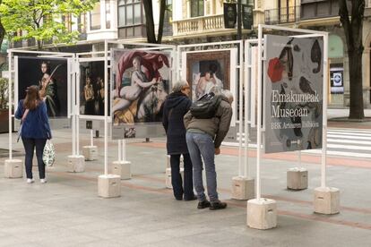 El programa de divulgación artística en espacios públicos BBK La Ruta del Arte se presentó este martes en la Gran Vía de Bilbao. Con 40 reproducciones de alta calidad de obras de arte de la colección del Museo Bellas Artes de Bilbao.