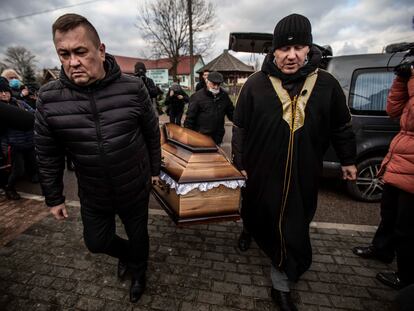 Entierro de un migrante desconocido en el cementerio de Bohoniki, en el noreste de Polonia, este jueves.