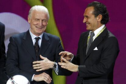 Giovanni Trapattoni, junto al entrenador de Italia, Cesare Prandelli, durante el sorteo.