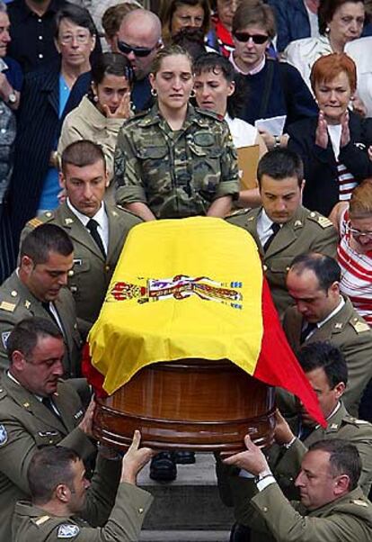 Varios compañeros trasladan el féretro del sargento José González Bernardino ayer en Oviedo.