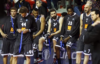 Los jugadores Bilbao Basket tras perder el partido ante el Lokomotiv.