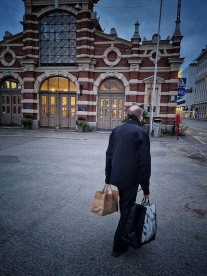 Exterior del Old Market Hall de Helsinki, un edificio del siglo XIX de ladrillo que alberga tiendas con 'delicatessen'.