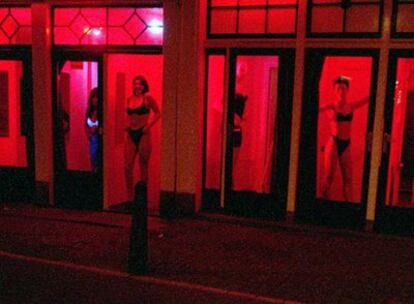 El modelo holandés, regular la prostitución hasta el punto de convertirla en reclamo turístico, no ha funcionado.