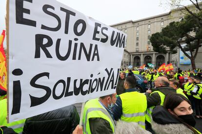 Manifestantes este viernes en la protesta en Madrid convocada por la Plataforma Defensa del Sector Transporte, la asociación detrás del paro en el sector. EFE/Fernando Alvarado
