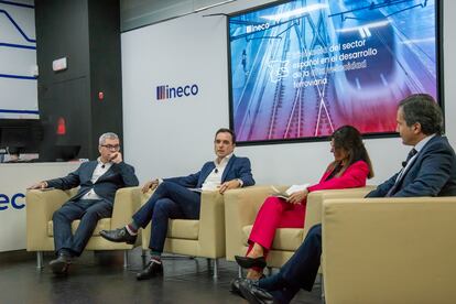 Javier Aribarro, Sergio Vázquez, Monserrat Álvarez y Pablo Ramos, durante la presentación del informe 'Eficiencia del sector español en el desarrollo de la alta velocidad ferroviaria'