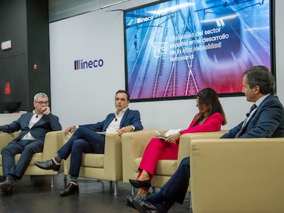 Javier Aribarro, Sergio Vázquez, Monserrat Álvarez y Pablo Ramos, durante la presentación del informe 'Eficiencia del sector español en el desarrollo de la alta velocidad ferroviaria'