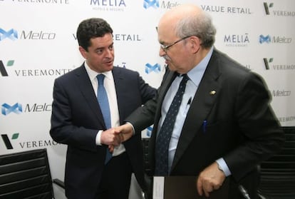 Enrique Ba&ntilde;uelos,a la izquierda y el consejero de Econom&iacute;a, Andreu Mas-Colell. 