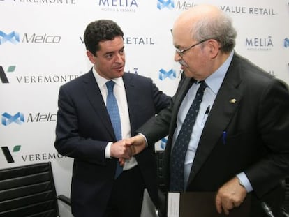Enrique Ba&ntilde;uelos,a la izquierda y el consejero de Econom&iacute;a, Andreu Mas-Colell. 
