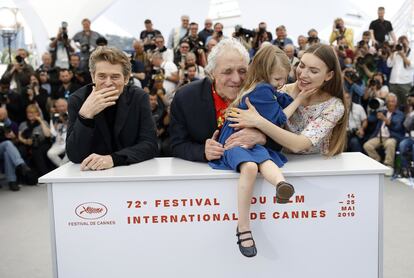 El director de Abel Ferrara (segundo por la izquierda) posa junto con los actores de su película 'Tommaso' Willem Dafoe, Cristina Chiriac y Anna Ferrara.