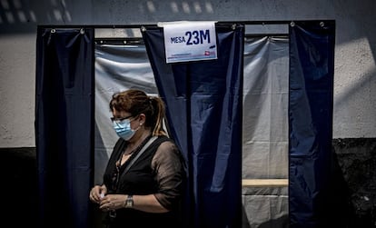 Una mujer emite su voto en Santiago. Los sondeos dan una pequeña ventaja a Boric, pero también muestran un 25% de indecisos que vuelve incierta cualquier predicción.