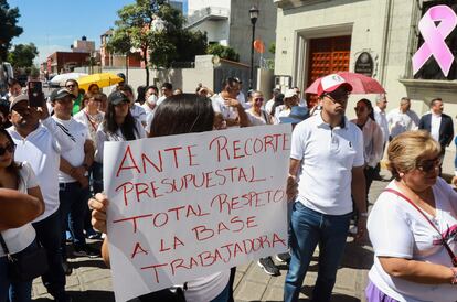 Integrantes del Sindicato de Trabajadores del Poder Judicial de la Federación se manifiestan en Oaxaca, el 12 de octubre.