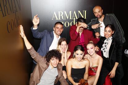 Los protagonistas y los creadores de Élite posan en el stand de Armani Code. 