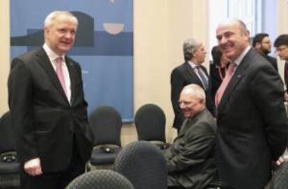 El ministro de Economía y Competitividad español, Luis de Guindos (d), sonríe junto al ministro de Finanzas alemán, Wolfgang Schaeuble (c), y el vicepresidente de la Comisión Europea, Olli Rehn, ayer durante una reunión informal del Eurogrupo celebrada en Atenas (Grecia).