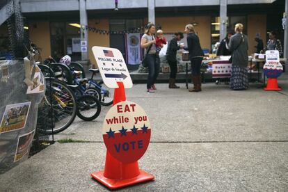 Puestos de comida en las zona de un colegio electoral en San Francisco, California.