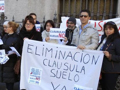 Concentración en protesta por las cláusulas suelo, en una imagen de archivo