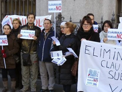 Concentración en protesta por las cláusulas suelo.