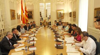 La Junta de Portavoces de las Cortes Valencianas durante su reunión de este martes.