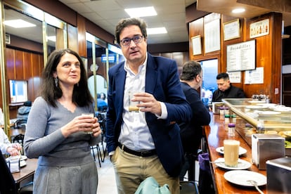 Óscar López, con Pilar Sánchez Acera, el viernes en el bar Trabancos de su barrio.