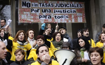 Protesta contra las tasas en los juzgados de plaza de Castilla (Madrid) en 2012. 