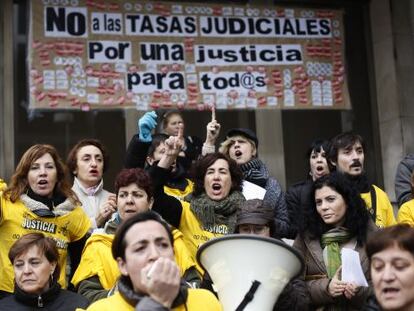 Protesta contra las tasas en los juzgados de plaza de Castilla (Madrid) en 2012. 