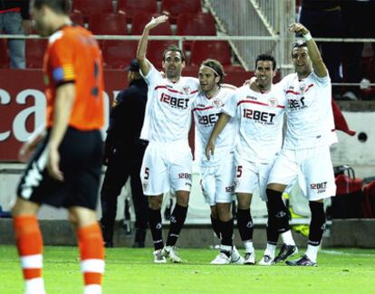 Fernando Navarro, Capel, Alfaro y Negredo (de izquierda a derecha) celebran un gol.