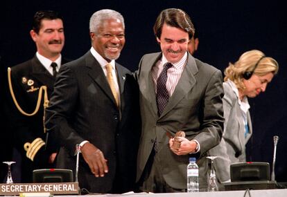 Inauguración de la II Asamblea Mundial del Envejecimiento, celebrada en Madrid y organizada por la ONU. En la imagen, el presidente José María Aznar (d), abraza a Kofi Annan, secretario general de la ONU, en 2002.