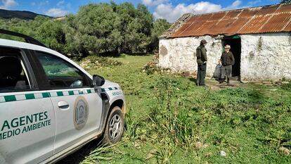 Un agente de medio ambiente visita a Juan Tocón, un cabrero que vive aislado en plena sierra de Los Alcornocales