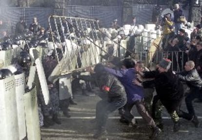 Manifestantes contrarios al presidente Kuchma, tratando de asaltar ayer las oficinas de la presidencia de Ucrania.