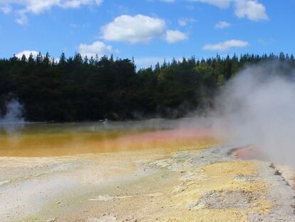 La burbujeante 'piscina de champán' en el parque geotermal de Wai-O-Tapu, cerca de Rotorua (Nueva Zelanda).