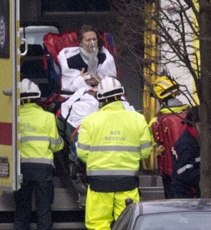 Una dona és traslladada per personal sanitari després de l'explosió al metro de Brussel·les.  


