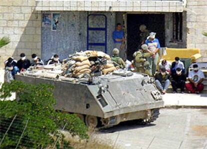 Soldados israelíes realizan detendiones en la estación local de policía de Nablús.