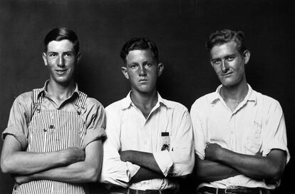Tres jóvenes de Heber Springs con la misma postura, los brazos cruzados. Detalles como el peine que lleva el de la izquierda en su bolsillo nos dan pistas sobre las vidas de estos muchachos.