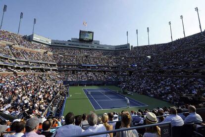 Djokovic sirve frente a la atenta mirada del público de Flushing Meadows.