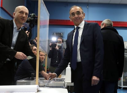 El candidato de la ultraderecha francés Éric Zemmour emite su voto en un colegio electoral en París, este domingo. Los últimos sondeos de intención de voto coincidían en que el presidente, Emmanuel Macron, y la candidata ultraderechista Marine Le Pen serán los dos más votados y pasarán a la segunda vuelta del 24 de abril.