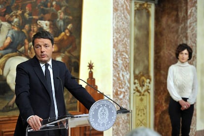 Matteo Renzi anuncia su dimisión, el 5 de diciembre de 2016, ante la mirada de su esposa, Agnese Landini, tras el fracaso de su referéndum para una reforma constitucional.